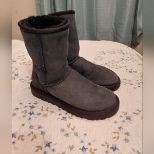 UGG Classic II Genuine Shearling Lined Short Boots charcoal. Suede Size 6